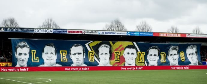 LEGENDS-spandoek van de supporters langs de tribune
