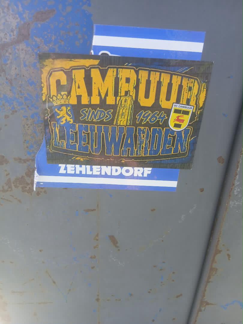 Cambuur Sinds 1964 Leeuwarden-sticker, over een andere sticker heen geplakt