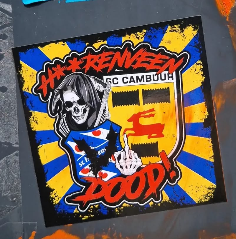 Derbysticker met het Cambuur-logo, geplakt op een muur