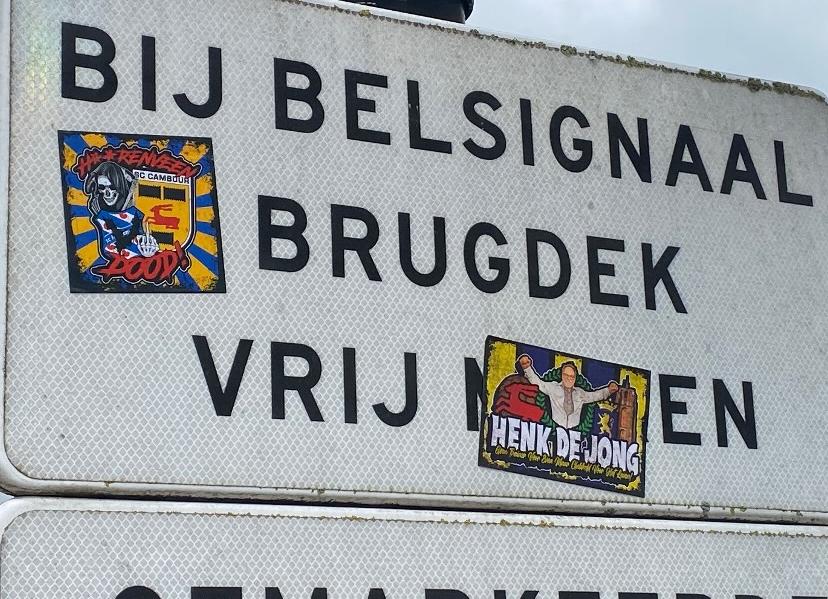 Twee Cambuur-stickers op een verkeersbord