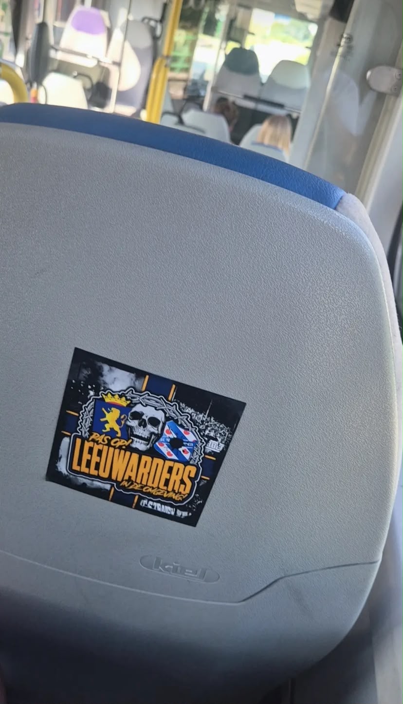 Pas op! Leeuwarders in de omgeving-sticker op een busstoel