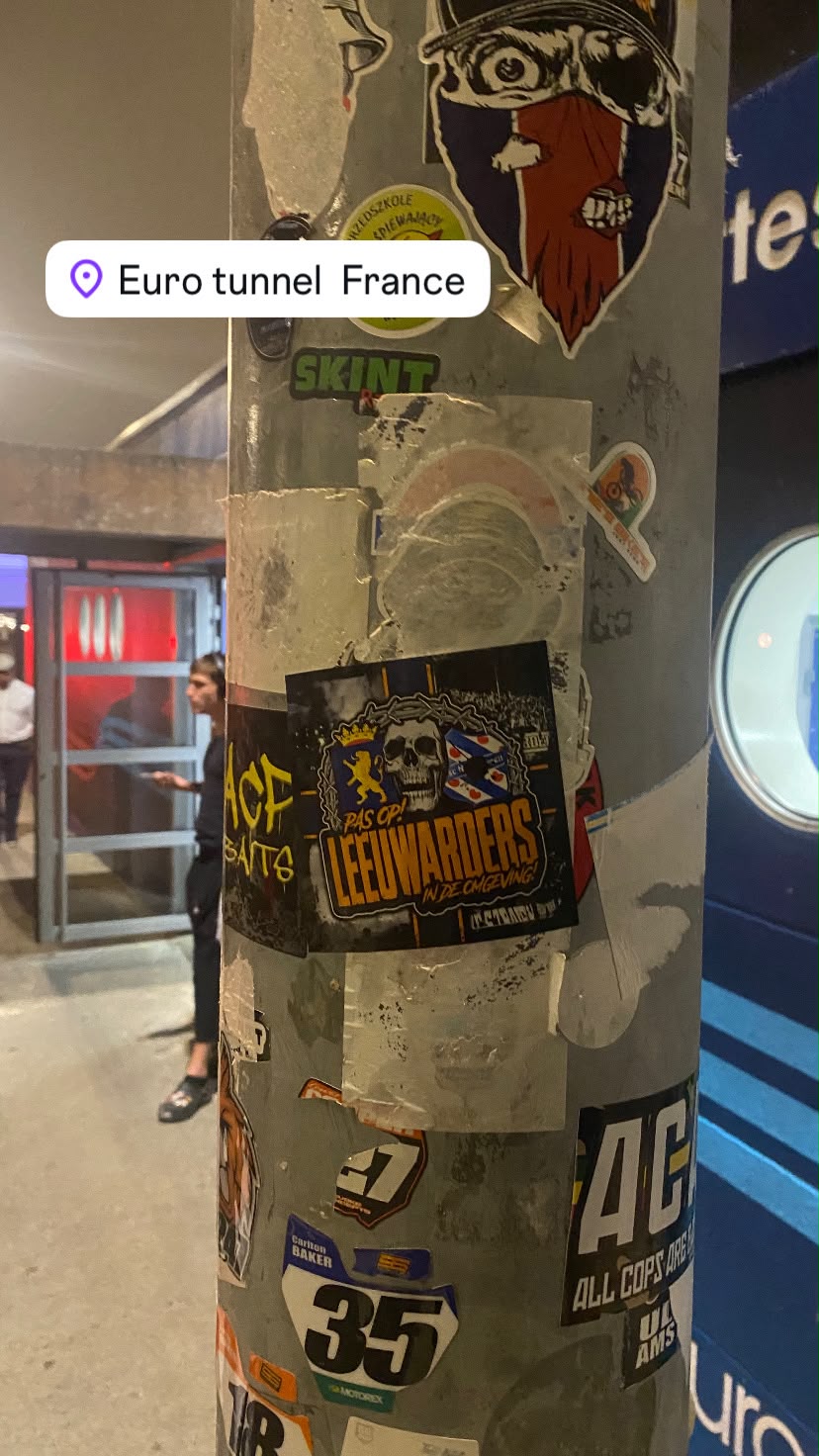 Leeuwarders-sticker tussen de stickers op een paal