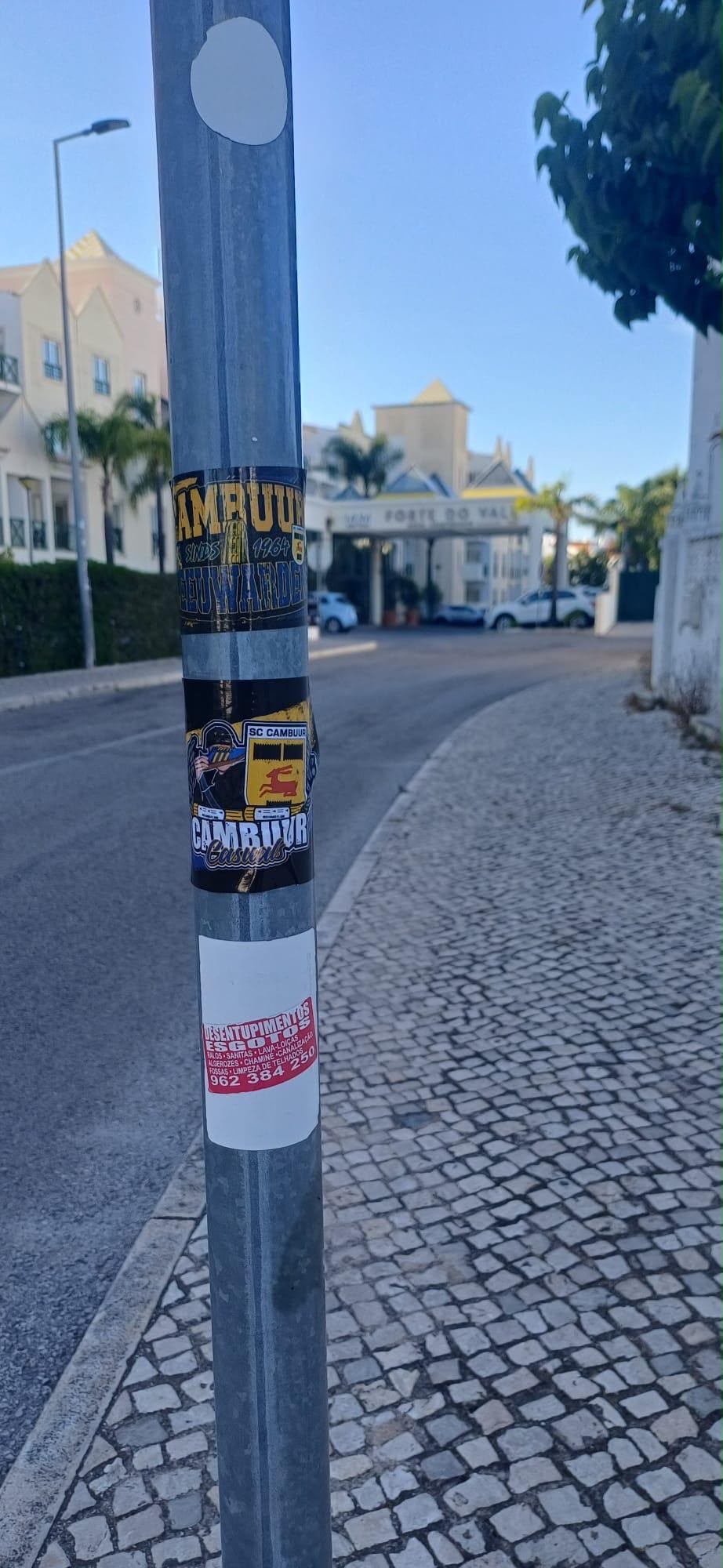 Cambuur- en Casuals-stickers op een lantaarnpaal